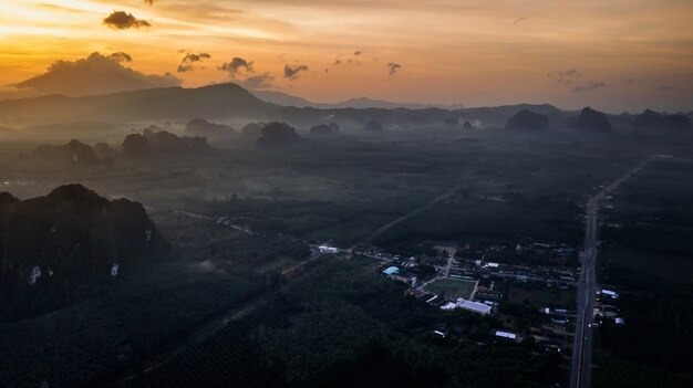 widok z lotu ptaka krajobraz góra w Mrocznym czasie, Krabi Tajlandia