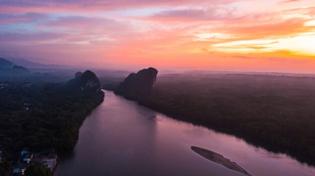 Widok Z Lotu Ptaka Krajobraz Góra W Mrocznym Czasie, Krabi Tajlandia