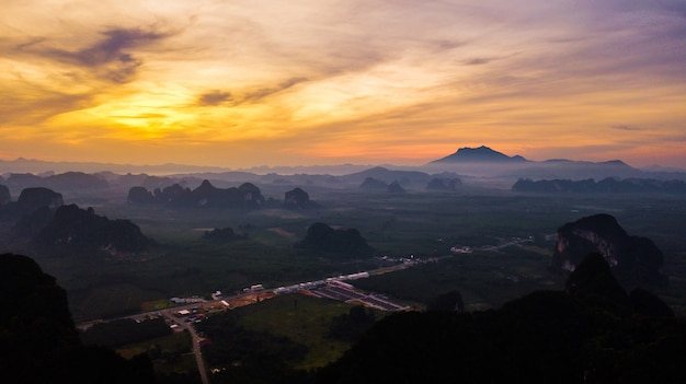 widok z lotu ptaka krajobraz góra w Mrocznym czasie, Krabi Tajlandia