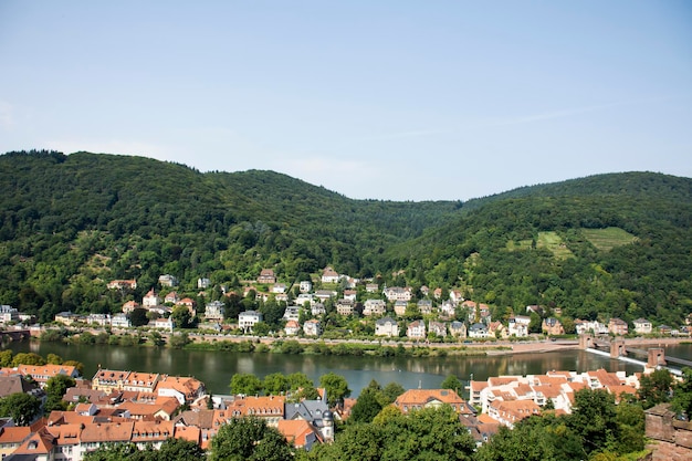 Widok z lotu ptaka krajobraz i panoramę miasta Heidelberg altstadt lub starego miasta z zamku w Heidelbergu lub Heidelberger Schloss dla osób podróżujących i odwiedzających Heidelberg w Badenii-Wirtembergii w Niemczech