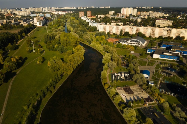 Widok z lotu ptaka, krajobraz miejski Mińska na Białorusi. Sezon letni, czas zachodu słońca