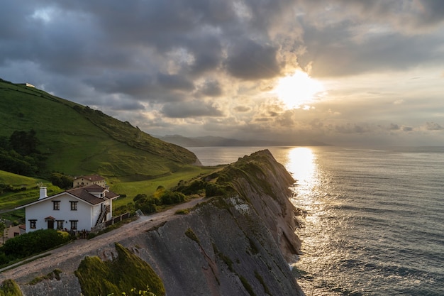 Widok z lotu ptaka krajobrazu o zachodzie słońca klify Zumaia w Kraju Basków. Poziomy widok pięknej ścieżki na klifie w Guipuzcoa. Cel podróży w Hiszpanii.