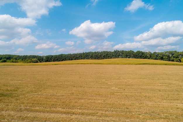 Widok z lotu ptaka krajobrazu wiejskiego wiosny Widok zaoranych pól z pięknym niebem