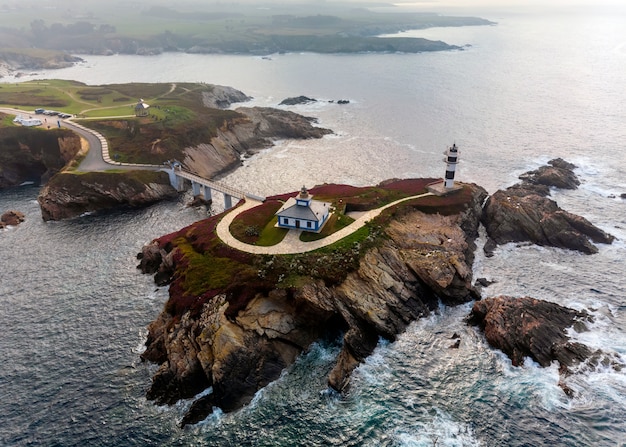 Widok z lotu ptaka latarnia morska Isla Pancha, Ribadeo, Galicia, Lugo, Hiszpania