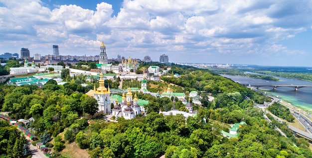 Widok z lotu ptaka Ławra Peczerska w Kijowie. Witryna na Ukrainie