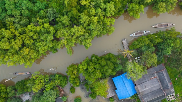 Widok z lotu ptaka łodzi rybackiej na wsi w tajlandii, filmowe ujęcie z góry idyllicznego lokalnego życia w tajlandii