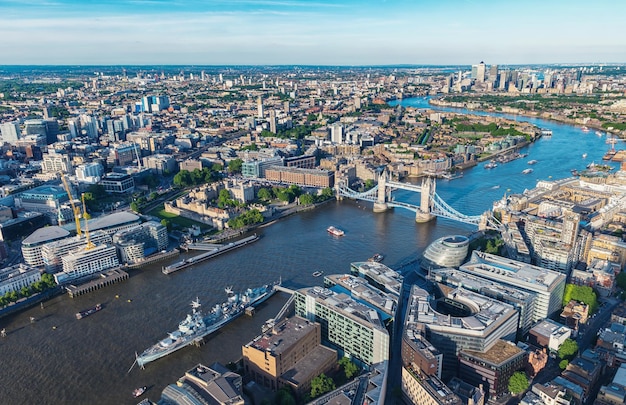 Widok z lotu ptaka Londynu z architekturą miejską i Tower Bridge