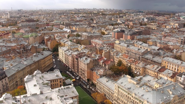 Widok z lotu ptaka lub ujęcie historycznego centrum miasta ze starymi blaszanymi dachami i klasycznymi budynkami