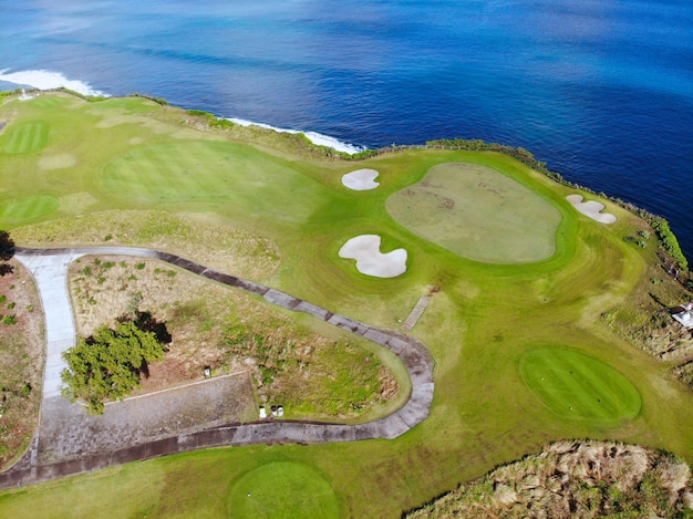 Widok z lotu ptaka luksusowe pole golfowe obok oceanu klifowego i plaży na wyspie Bali Indonezja