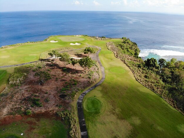 Widok z lotu ptaka luksusowe pole golfowe obok oceanu klifowego i plaży na wyspie Bali Indonezja