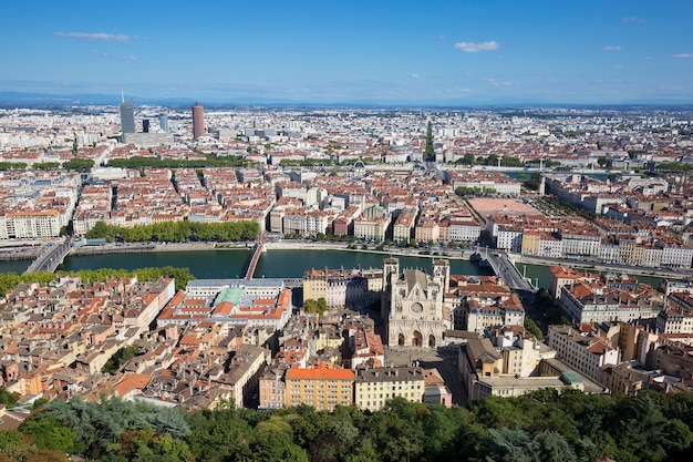 Widok z lotu ptaka Lyonu ze szczytu Notre Dame de Fourviere we Francji