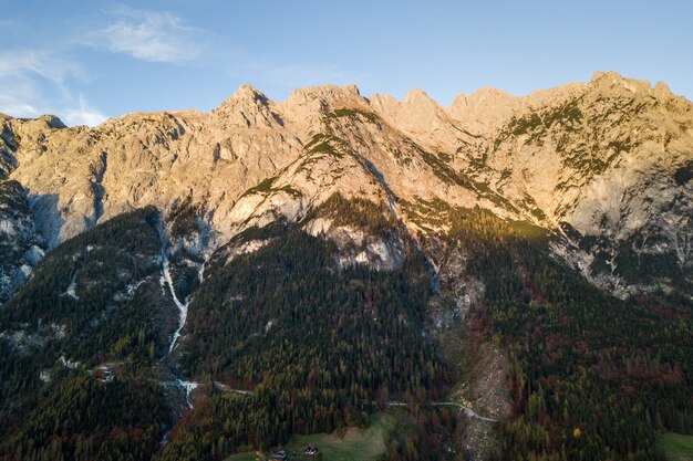 Widok Z Lotu Ptaka Majestatyczne Europejskie Alps Góry Zakrywać W Wiecznozielonym Sosnowym Lesie W Jesieni.