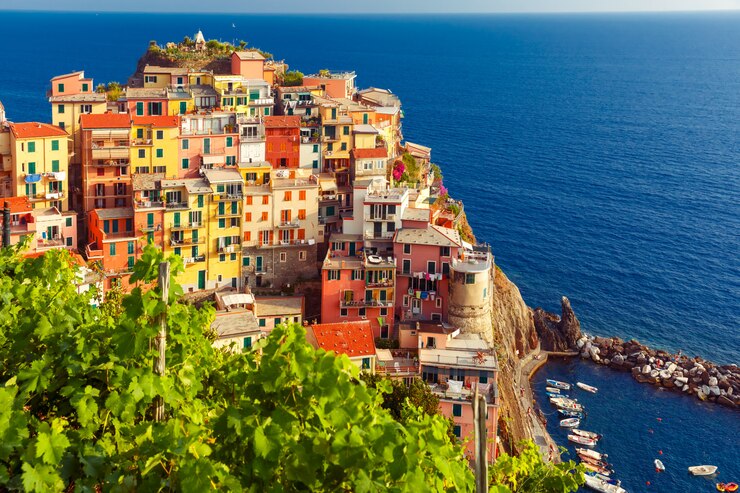 Zdjęcie widok z lotu ptaka manarola, cinque terre, liguria, włochy