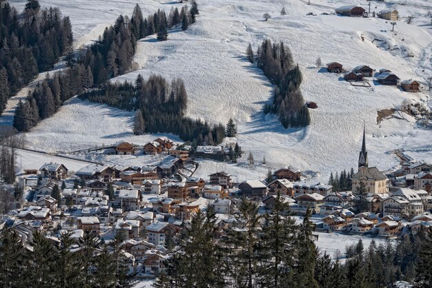 Widok z lotu ptaka miasta Badia Dolomity