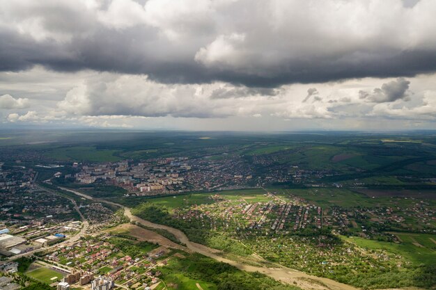 Widok Z Lotu Ptaka Miasta Lub Wioski Z Rzędami Budynków I Ulic Między Zielonymi Polami W Lecie.