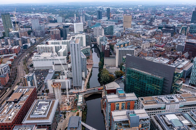 Widok z lotu ptaka miasta Manchester w Wielkiej Brytanii w piękny słoneczny dzień.