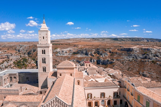 Widok z lotu ptaka miasta Matera w regionie Basilicata w południowych Włoszech. Matera jest atrakcją światowego dziedzictwa UNESCO oraz turystycznym i turystycznym celem Włoch.