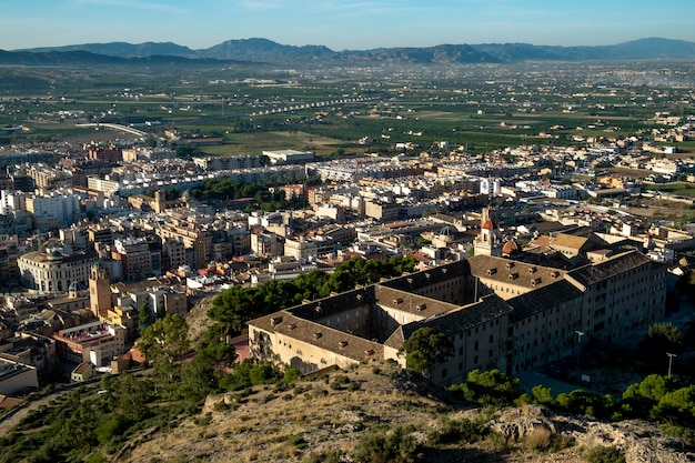 Widok z lotu ptaka miasta Orihuela pod górą San Miguel Orihuela Prowincja Alicante Hiszpania