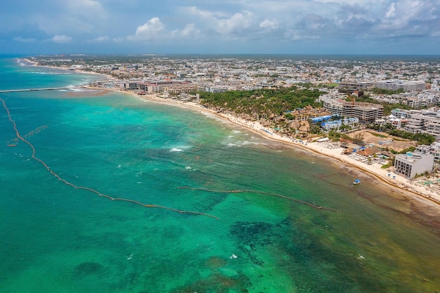 Widok z lotu ptaka miasta Playa Del Carmen w Meksyku. Widok na luksusowe kurorty i niebiesko-turkusową karaibską plażę.