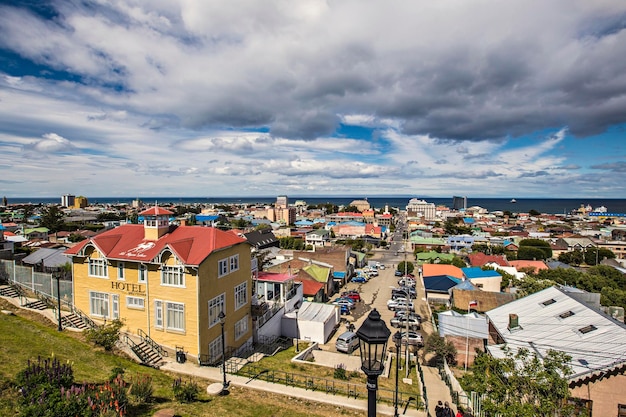 Widok z lotu ptaka miasta Punta Arenas z Cieśniną Magellana na tle (Mirador Cerro De La Cru