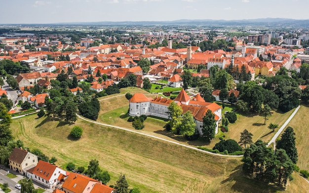 Zdjęcie widok z lotu ptaka miasta varazdin w chorwacji