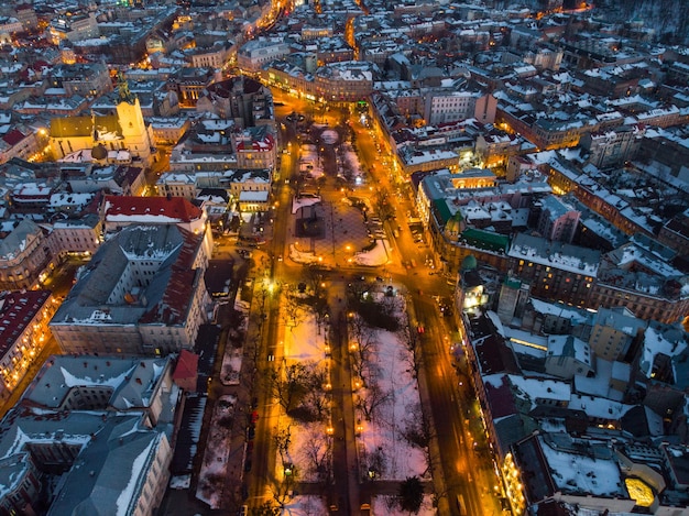 Widok z lotu ptaka miasta w porze nocnej. ulice w światłach samochodów.