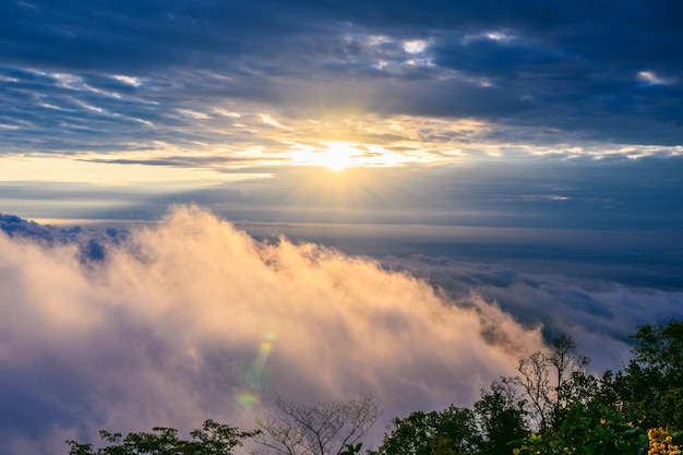 Zdjęcie widok z lotu ptaka morze mgły i chmur nad miastem chiang mai na górze doi suthep na niebie o wschodzie słońca chiangmai tajlandia