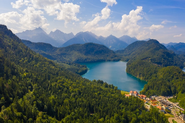 Widok z lotu ptaka na Alpsee jeziorze, Bavaria, Niemcy. Koncepcja podróży i wędrówek w niemieckich Alpach.