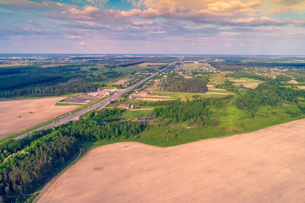 Widok z lotu ptaka na autostradę i pola uprawne