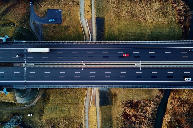 Widok z lotu ptaka na autostradę z poruszającymi się samochodami
