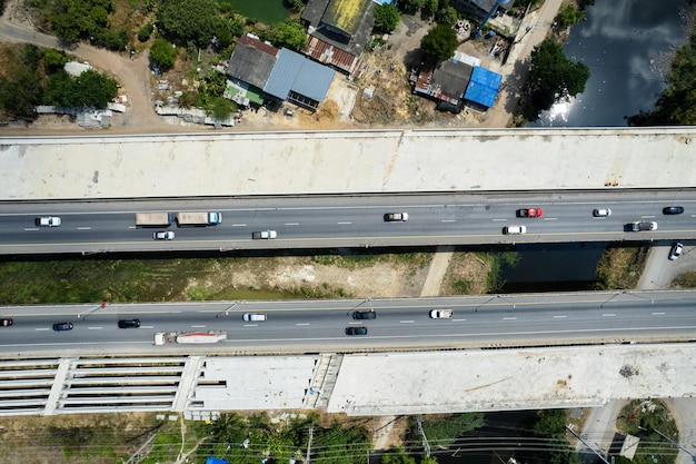 Widok z lotu ptaka na autostradę z transportem samochodowym z widokiem z góry