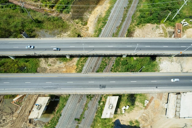 Widok z lotu ptaka na autostradę z transportem samochodowym z widokiem z góry