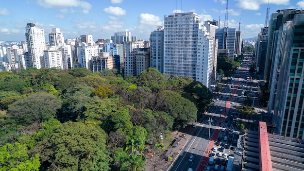 Widok z lotu ptaka na Av. Paulista w Sao Paulo, SP. Główna aleja stolicy