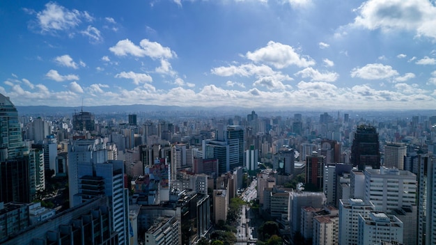 Widok z lotu ptaka na Av. Paulista w Sao Paulo, SP. Główna aleja stolicy.