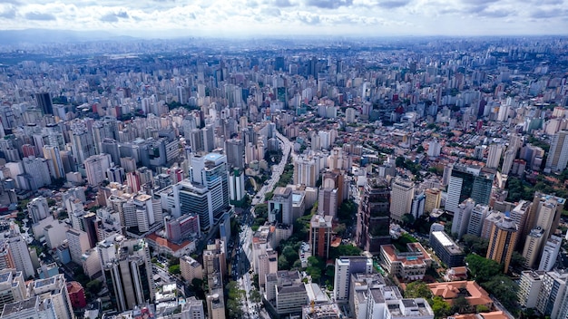 Widok z lotu ptaka na Av. Paulista w Sao Paulo, SP. Główna aleja stolicy.