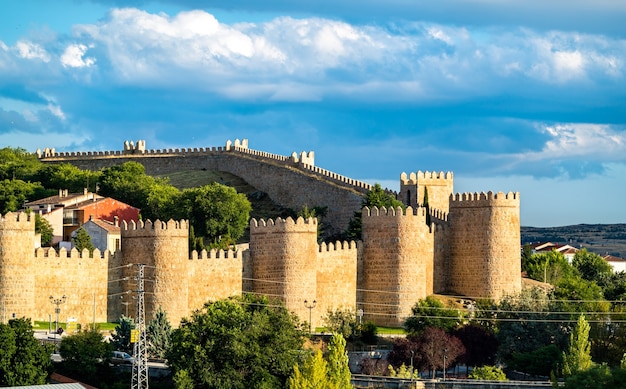 Widok Z Lotu Ptaka Na Avila Ze średniowiecznymi Murami. światowe Dziedzictwo Unesco W Hiszpanii