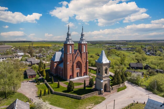 Widok z lotu ptaka na barokową lub gotycką świątynię lub kościół katolicki na wsi