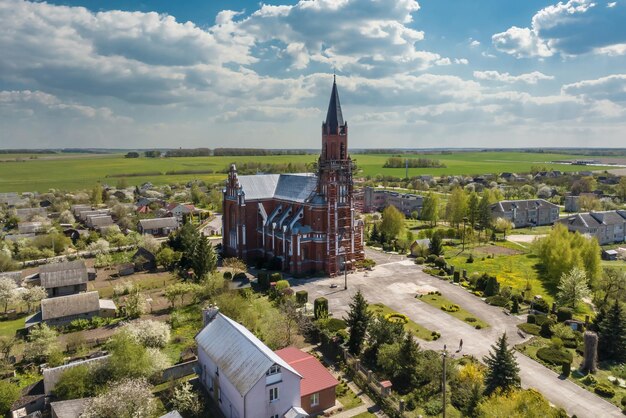 Widok z lotu ptaka na barokową lub gotycką świątynię lub kościół katolicki na wsi