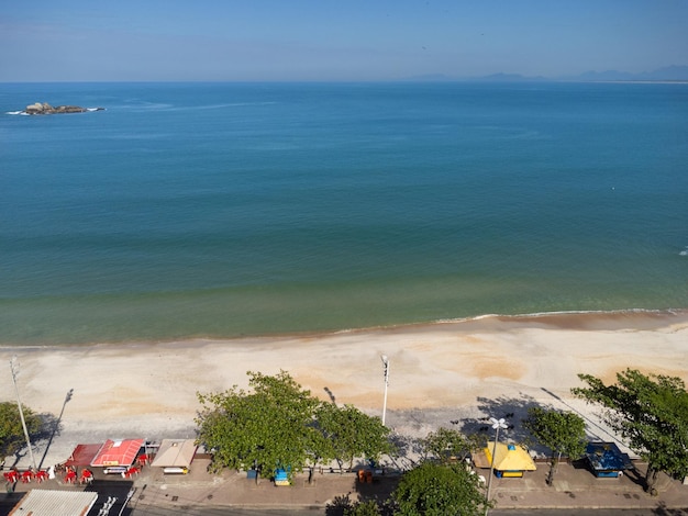 Widok z lotu ptaka na Barra de Guaratiba zachodnia strefa Rio de Janeiro Brazylia Obok plaży Marambaia Duże wzgórza wokół Słoneczny dzień o świcie Plaża z czystą wodą Plaża Barra de Guaratiba Zdjęcie z drona