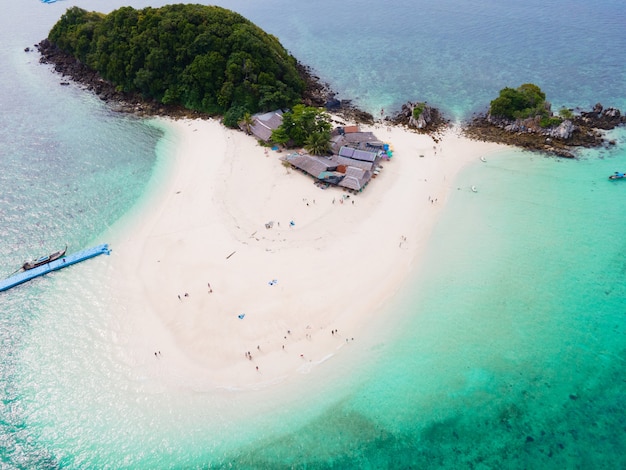 Widok z lotu ptaka na białą plażę na wyspie Khai, Phuket Tajlandia