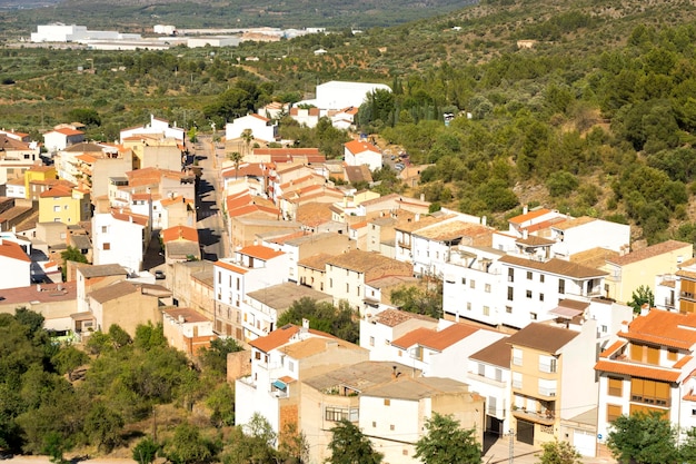 Widok z lotu ptaka na białe domy i płytki gliniane, wiejska willa Villafames w Castellon, region Walencji w Hiszpanii
