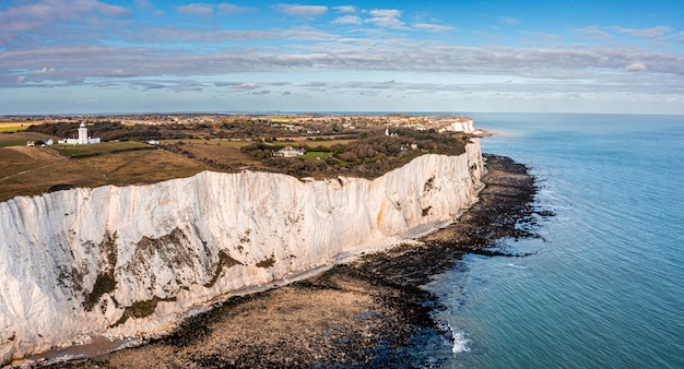 Widok z lotu ptaka na białe klify w Dover. Zamknij widok na klify od strony morza. Anglia, Wschodnie Sussex. Między Francją a Wielką Brytanią