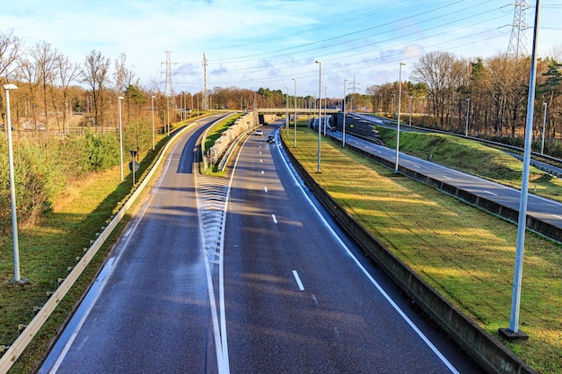 Zdjęcie widok z lotu ptaka na boczny pas w kierunku dołączenia do autostrady w prowincji limburgia w belgii