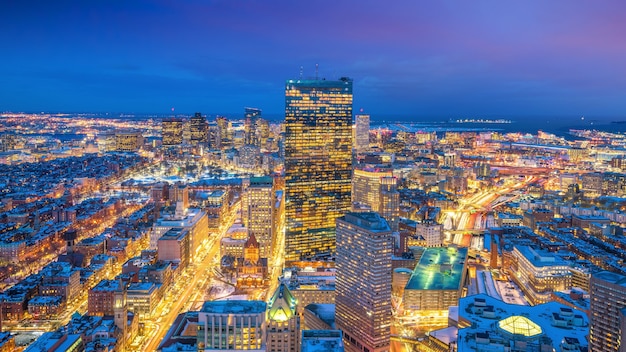 Widok z lotu ptaka na Boston w Massachusetts, USA nocą w zimie