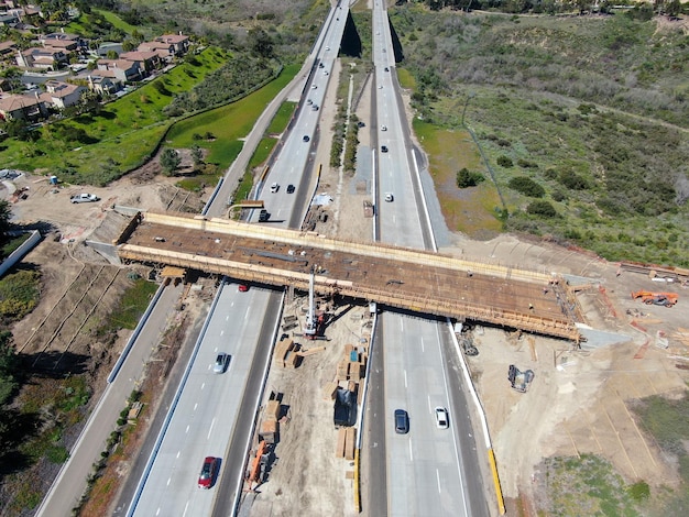 Widok z lotu ptaka na budowę mostu przez autostradę California USA