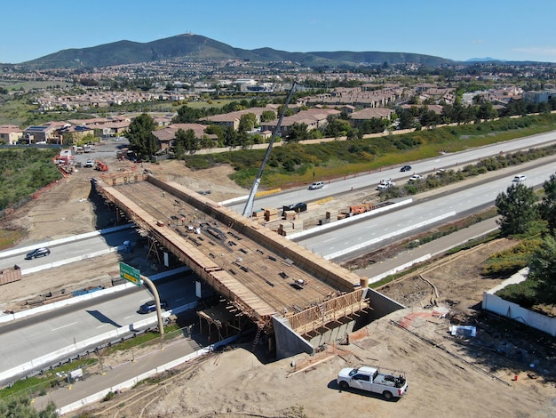 Widok Z Lotu Ptaka Na Budowę Mostu Przez Autostradę California Usa