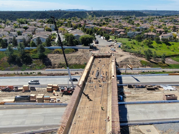Widok z lotu ptaka na budowę mostu przez autostradę California USA