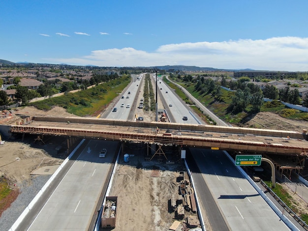 Widok z lotu ptaka na budowę mostu przez autostradę California USA