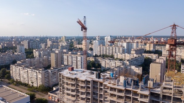 Widok z lotu ptaka na budynek z żurawiami budowlanymi