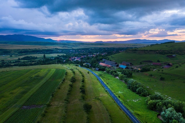 Widok z lotu ptaka na burzę i chmury nad wioską